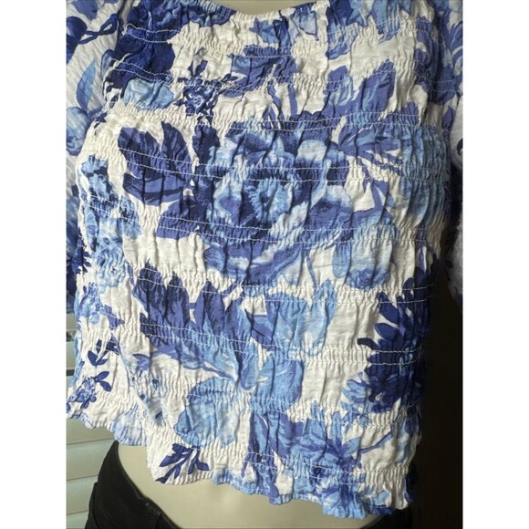 H&M crop MEDIUM top blue white floral off-shoulder smocked - Picture 5 of 6